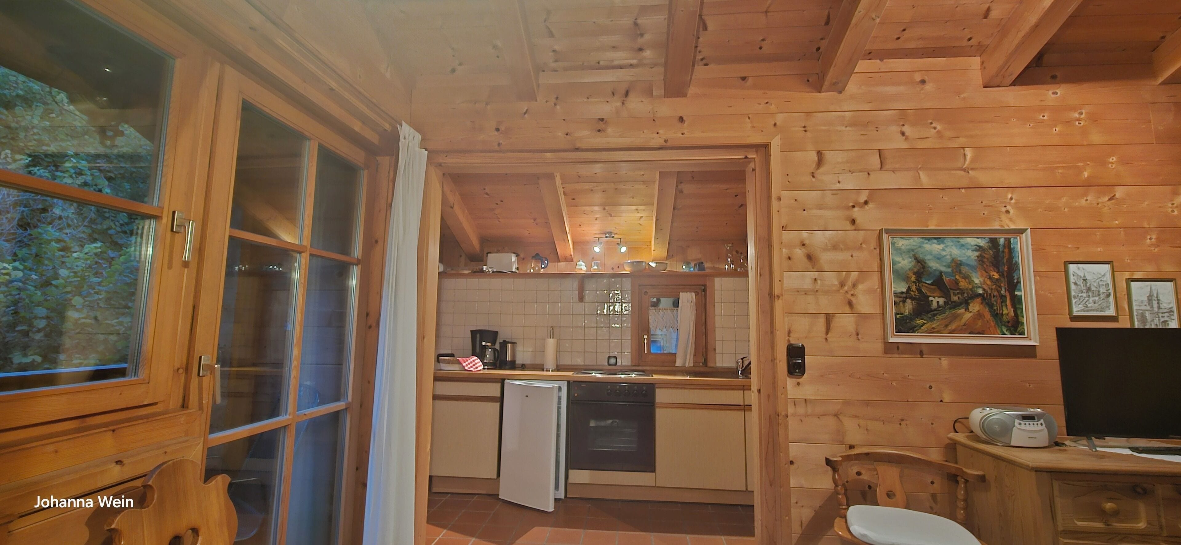 Fridge, oven, stovetop, coffee/tea maker