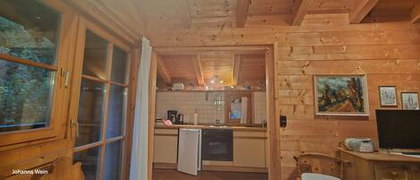 Kühlschrank, Ofen, Herdplatte, Wasserkocher mit Kaffee-/Teezubehör
