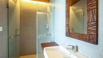 Dusche, Haartrockner, Bidet, Handtücher