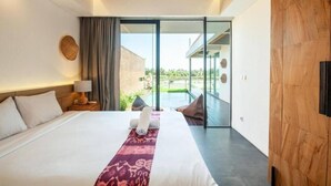 Une chambre moderne avec un grand lit, une vue sur une piscine et un mur en bois.