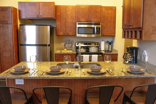 Historic Luxury 2-Bedroom, King bed,FREE Parking 4th floor