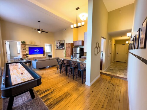 Historic Luxury 2-Bedroom, King bed,FREE Parking 4th floor