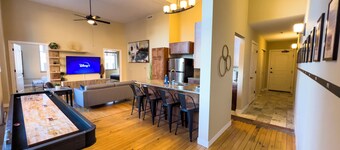 Historic Luxury 2-Bedroom, King bed,FREE Parking 4th floor