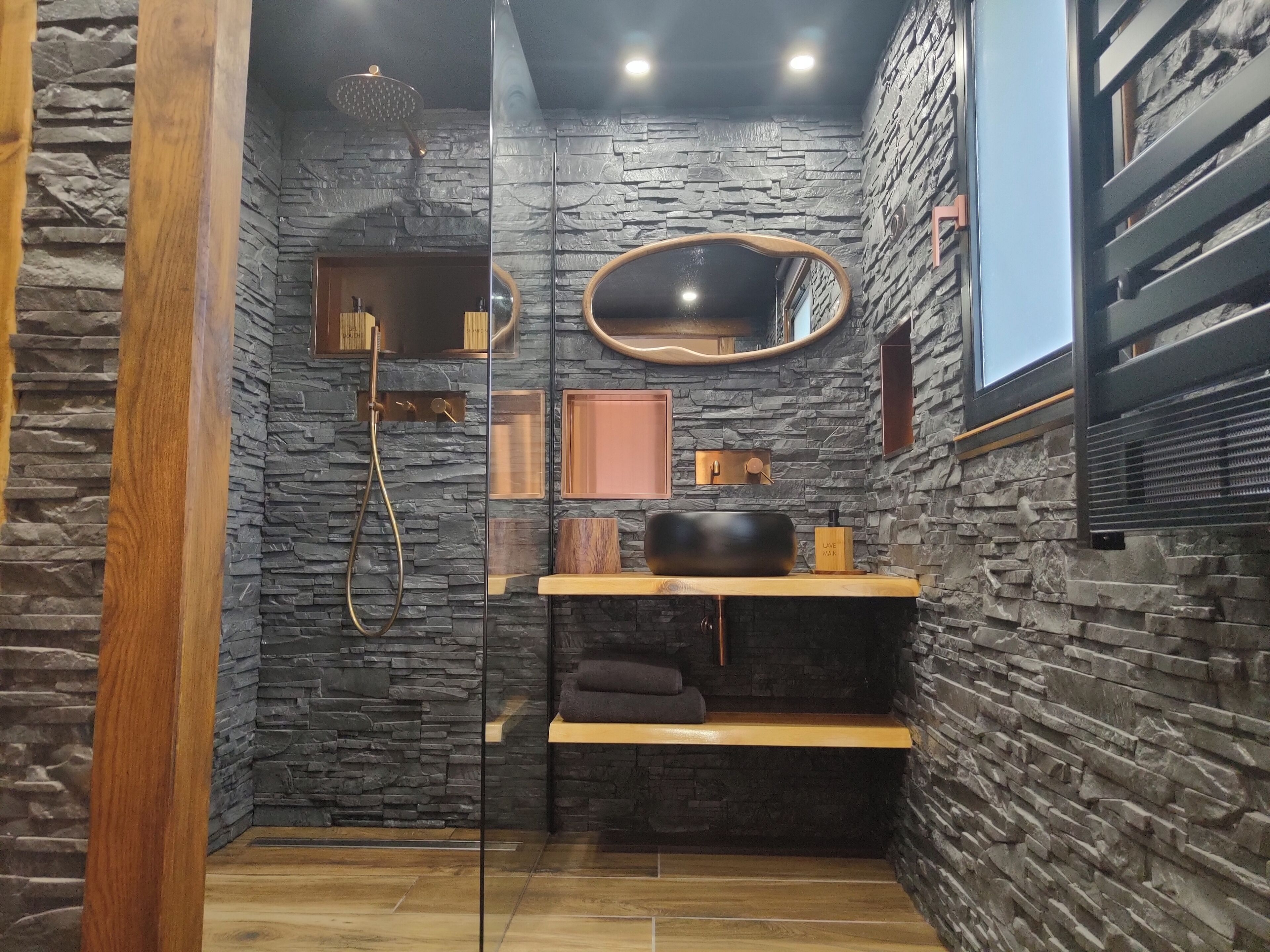 Douche, sèche-cheveux, serviettes fournies, savon