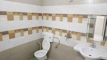 Deluxe Double Room | Bathroom | Shower, rainfall showerhead, slippers, towels