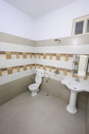 Habitación doble Deluxe | Baño | Regadera, regadera tipo lluvia, pantuflas, toallas 