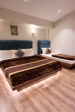 Habitación triple Deluxe | Ropa de cama hipoalergénica, escritorio, insonorización y wifi gratis 