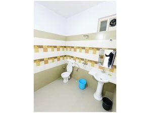 Chambre Double Deluxe | Salle de bain | Douche, douche à « effet pluie », chaussons, serviettes fournies