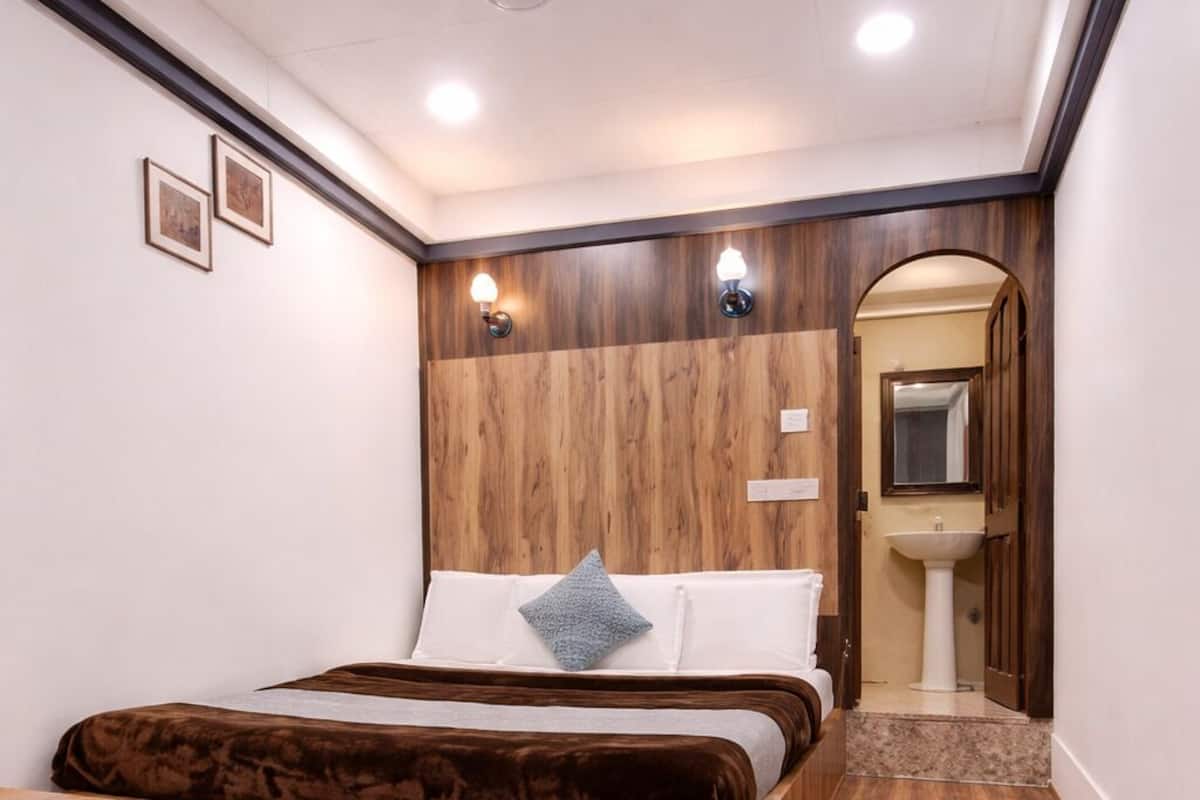 Hypo-allergenic bedding, desk, soundproofing, free WiFi