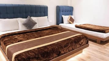 Deluxe Quadruple Room | Hypo-allergenic bedding, desk, soundproofing, free WiFi