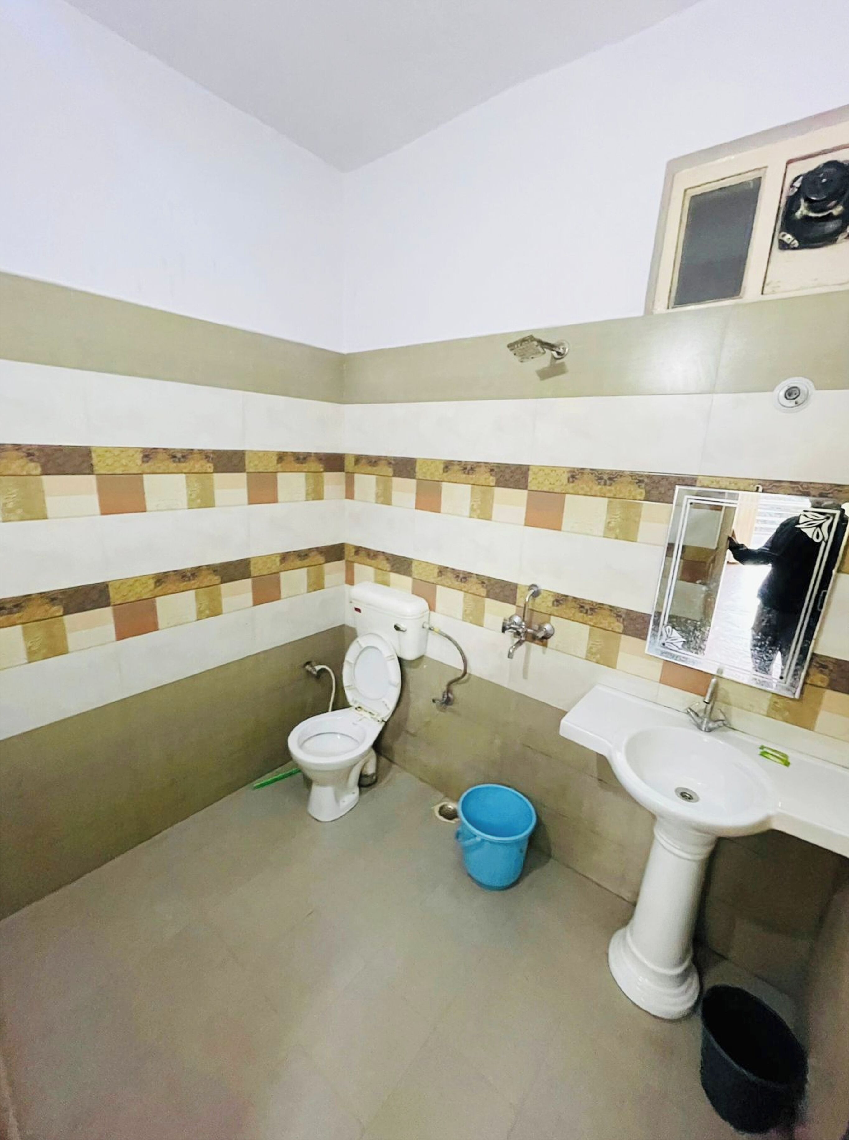 Ducha, cabezal de ducha tipo lluvia, pantuflas, toallas