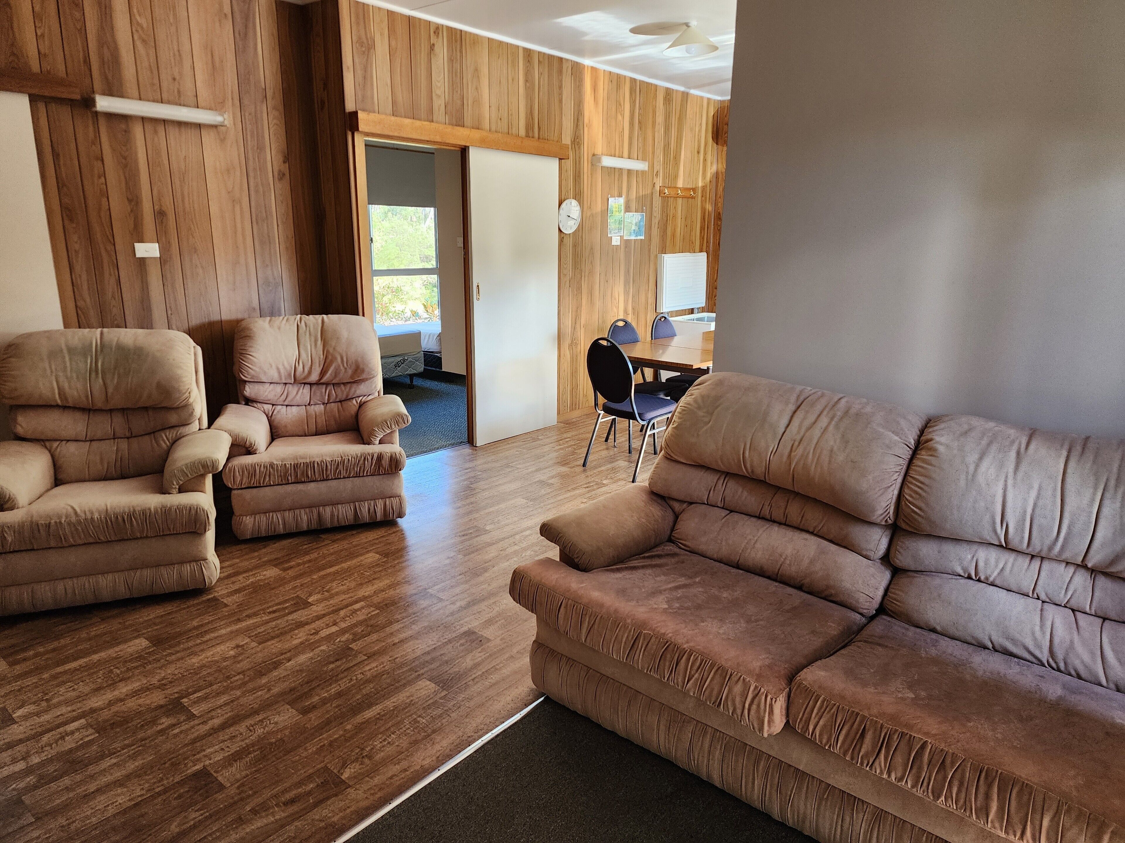 Televisión, reproductor de DVD, tenis de mesa y libros 