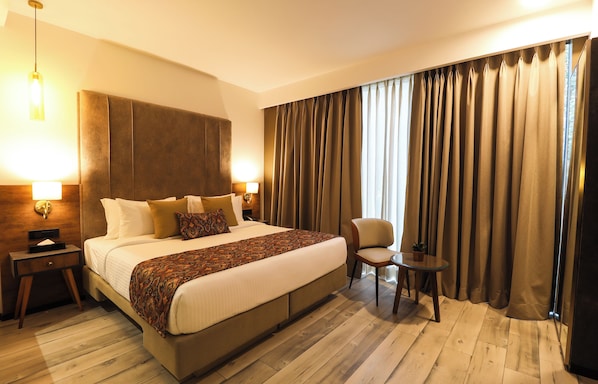 Minibar, caja de seguridad en la habitación y escritorio