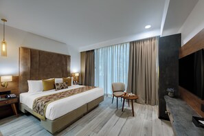 Studio with Bathtub | Minibar, in-room safe, desk, laptop workspace