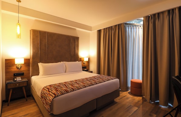 Minibar, brankas, meja kerja, dan ruang kerja ramah laptop