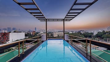 Inomhuspool och utomhuspool