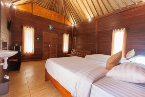 Habitación superior con 1 cama matrimonial o 2 individuales, balcón, vista al jardín | Wifi gratis 