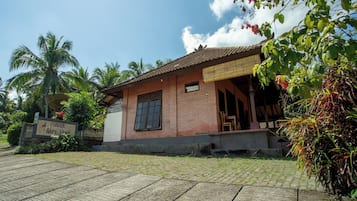 Vista frontal de la propiedad