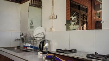 Family Room, 2 Queen Beds, Balcony, Garden View | Private kitchen