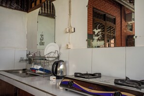 Familjerum - 2 queensize-sängar - balkong - utsikt mot trädgården | Eget kök