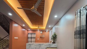 Ein moderner Empfangsbereich mit Marmorplatte, Deckenventilator und Wendeltreppe.
