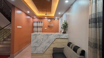 Coin salon dans le hall