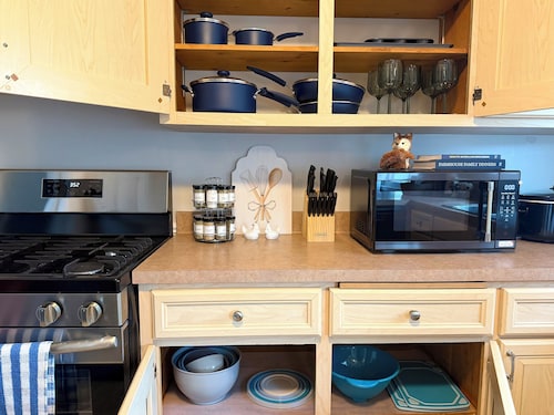 Family Paradise 3 bedroom, Cozy Home + Game Room.