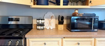 Family Paradise 3 bedroom, Cozy Home + Game Room.