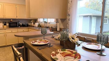 Geladeira, micro-ondas, fogão, cooktop