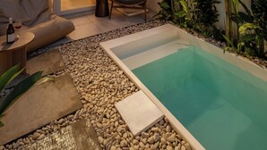 Une maison moderne dotée d’une piscine, d’un coin repas et d’un salon avec un canapé et un téléviseur.
