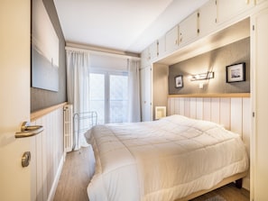 2 bedrooms, iron/ironing board, Internet