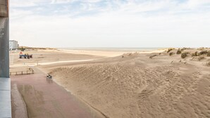 A beach with sand dunes and a playground. - Renovated studio with sea views (Oostduinkerke)