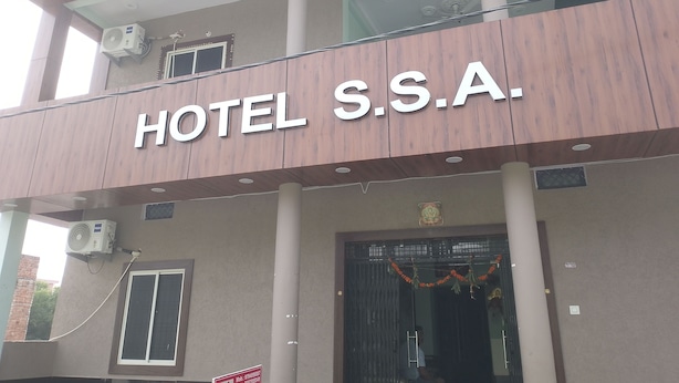 Une enseigne d’hôtel sur laquelle on peut lire « HÔTEL S.S.A. ».