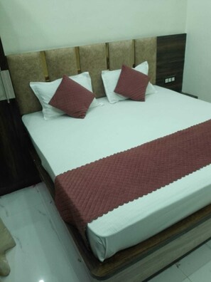 Family Double Room, City View | Desk, laptop workspace, free WiFi