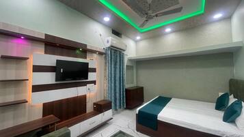 Habitació doble familiar, vistes a la ciutat | Escriptori, espai de treball apte per a portàtils i wifi gratuïta