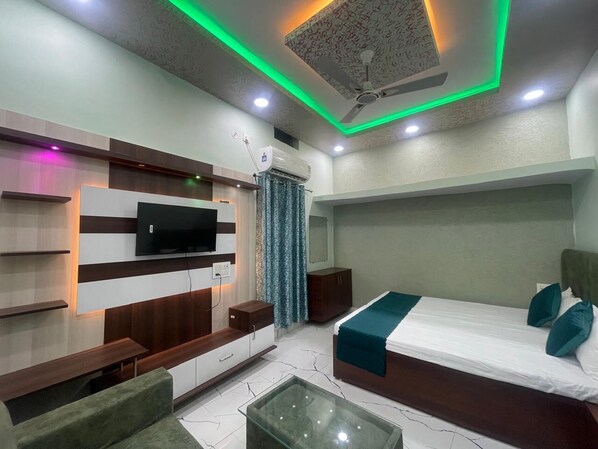 Family Double Room, City View | Desk, laptop workspace, free WiFi