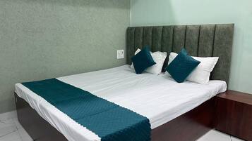 Family Double Room, City View | Desk, laptop workspace, free WiFi