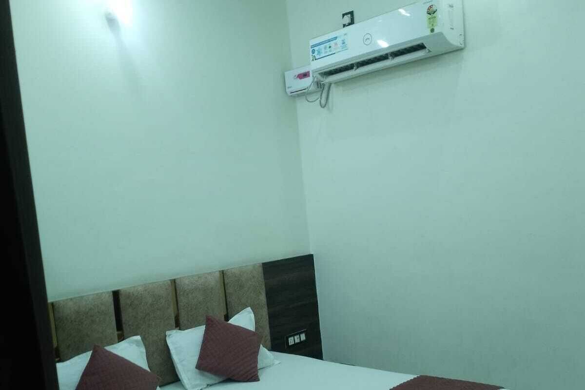 Family Double Room, City View | Desk, laptop workspace, free WiFi