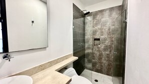 Dusche, Haartrockner, Handtücher, Seife