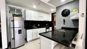 Refrigerador, microondas, horno y tetera eléctrica 