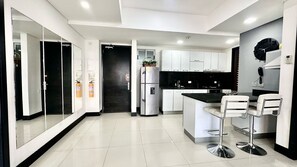 Fridge, microwave, oven, electric kettle - Maré Luxe 2BR - Oceanfront Apartment | Bocagrande, Cartagena (Cartagena de Indias)