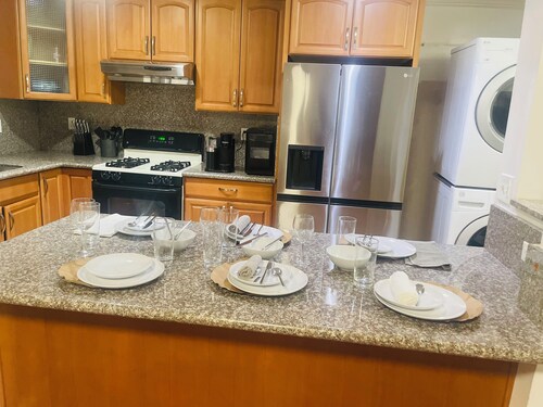 Spacious 2Bedroom House Bath in the Heart of the Bay. Minutes from attractions.