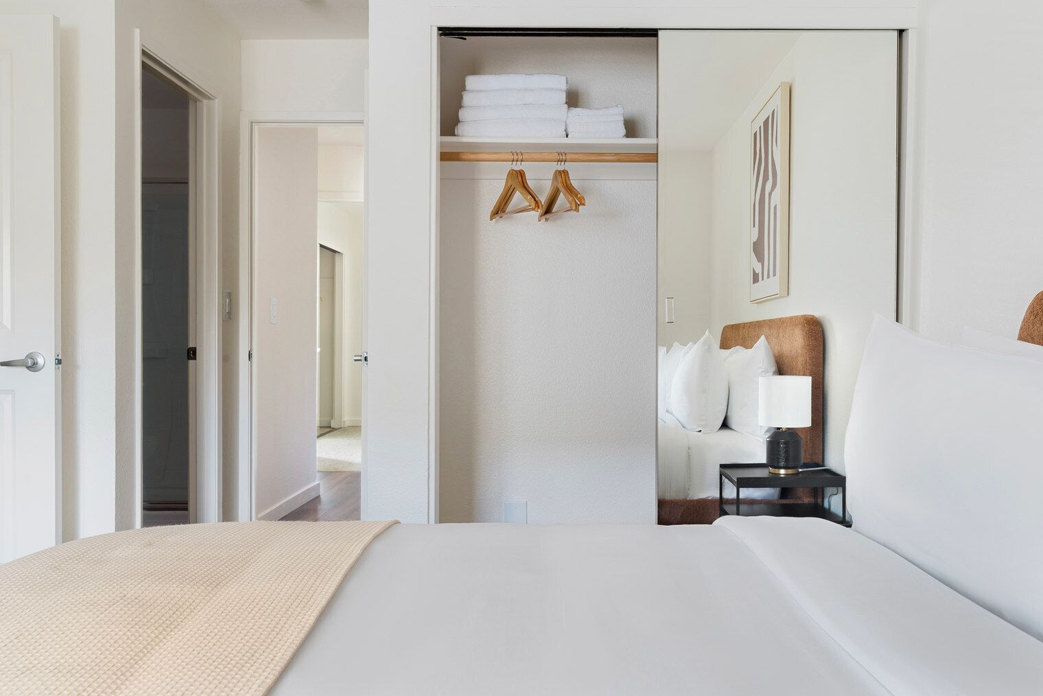 2 habitaciones, tabla de planchar con plancha, wifi y ropa de cama 