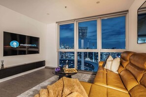 TV, offices - Brisbane City & Gabba Views, Pool & Parking (Woolloongabba)