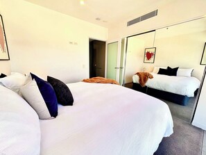 2 bedrooms, desk, iron/ironing board, WiFi - Rooftop Pool and Spa Gabba and Brisbane Views (Woolloongabba)
