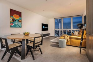 Dining - Brisbane City & Gabba Views, Pool & Parking (Woolloongabba)