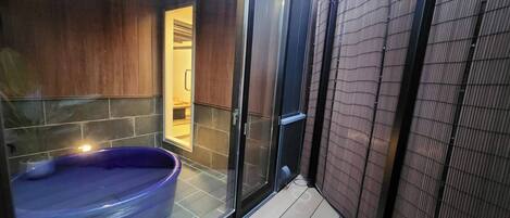 Maison Confort, vue ville | Salle de bain | Articles de toilette gratuits, savon, shampoing, papier toilette