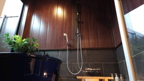 Comfort-Haus, Stadtblick | Badezimmer | Kostenlose Toilettenartikel, Seife, Shampoo, Toilettenpapier