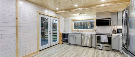 ثلاجة، ميكروويف، موقد طهي مسطح، غسالة أطباق