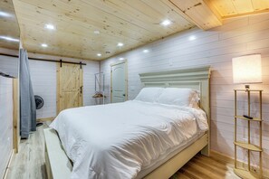 3 bedrooms, desk, Internet, bed sheets